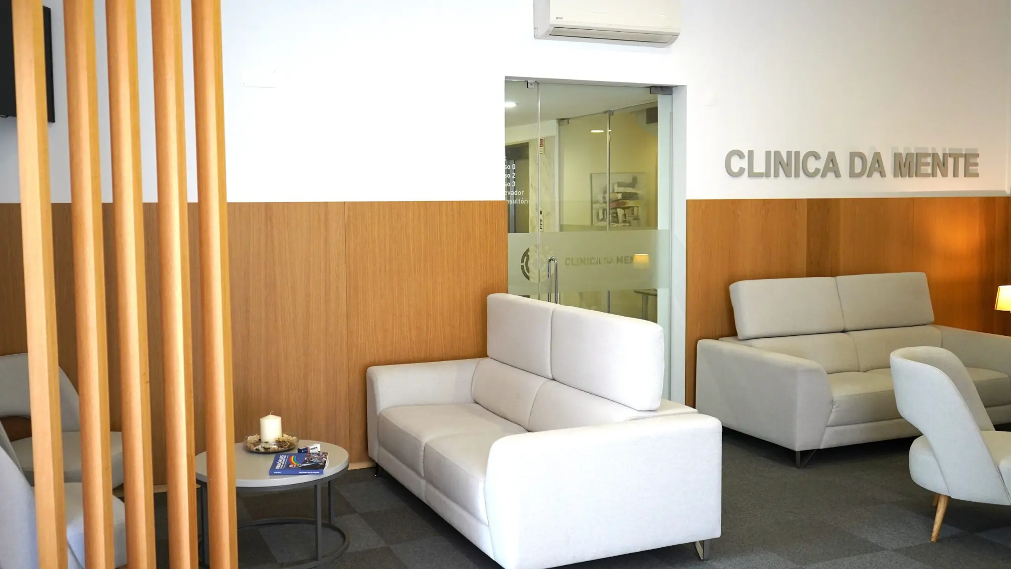 Sala de espera da Clínica da Mente — ambiente acolhedor e profissional