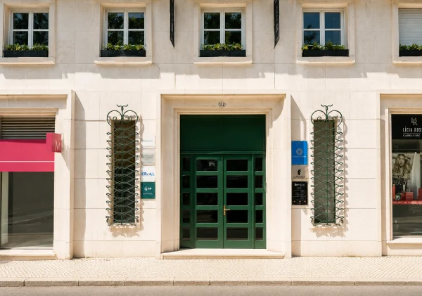 Entrada do edifício da Clínica da Mente em Lisboa, na Avenida António Augusto de Aguiar