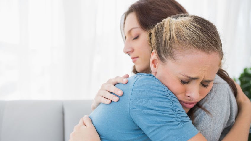 mulher abraça outra amiga