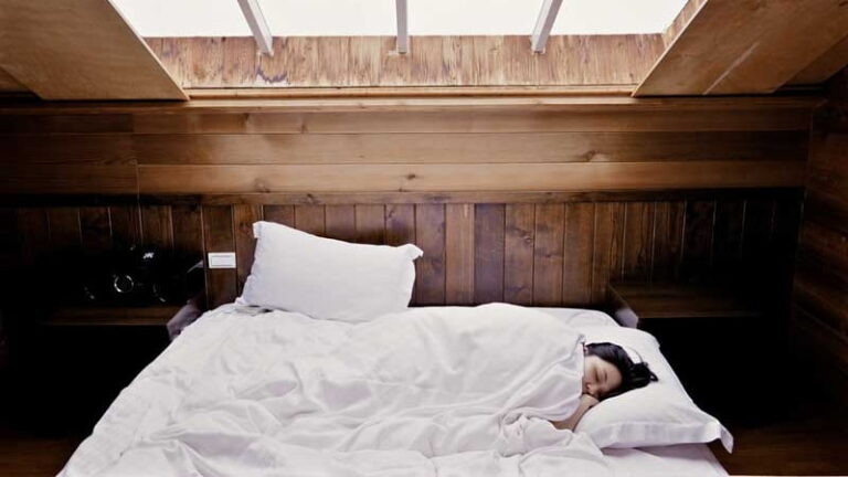 mulher na cama com insonias