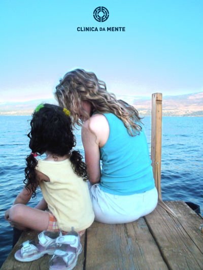 Que mãe sou eu? mãe e filha partilham momento num cais