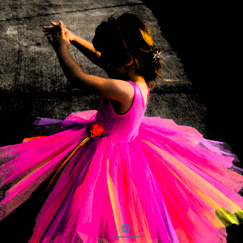 Bullying entre crianças Menina brinca em vestido de ballet com efeito dramático