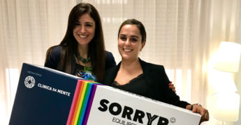Elisabete sorri com a sua terapeuta Ana Maria Medeiros