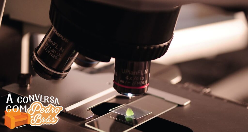 microscópio ilustra a analise aos estudos cientificos da Clínica da Mente