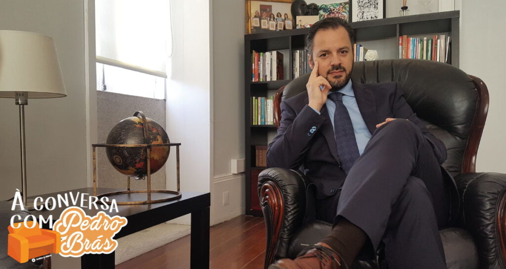 pedro brás sentado à conversa fala sobre si e o seu caminho