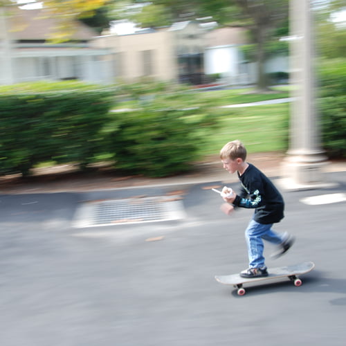 criança a andar de skate