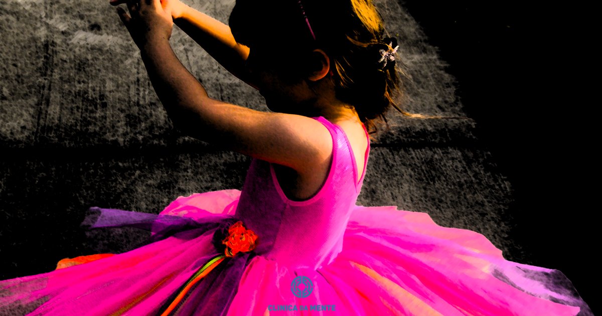 menina de vestido colorido em fundo negro largo