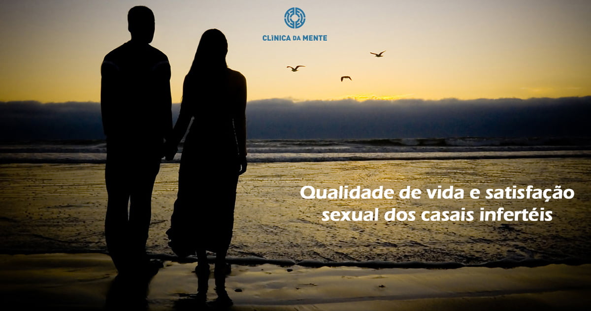 Casal a olhar o horizonte no mar no por do sol com gaivotas no céu