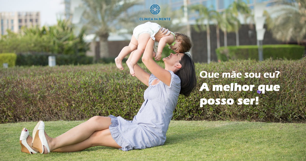 mãe segura filho bebé no ar a rir