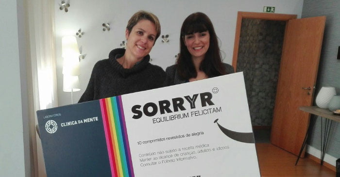 paciente da Clínica da Mente, com Dra. Tânia Annes e caixa de SORRYR