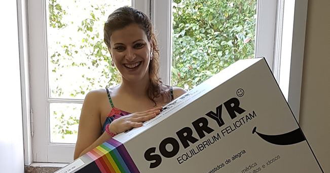 Tania segura a caixa de SORRYR recuperada da sua perturbação de Ansiedade