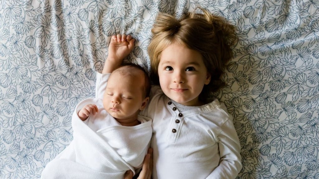irma mais velha com bebe ao lado