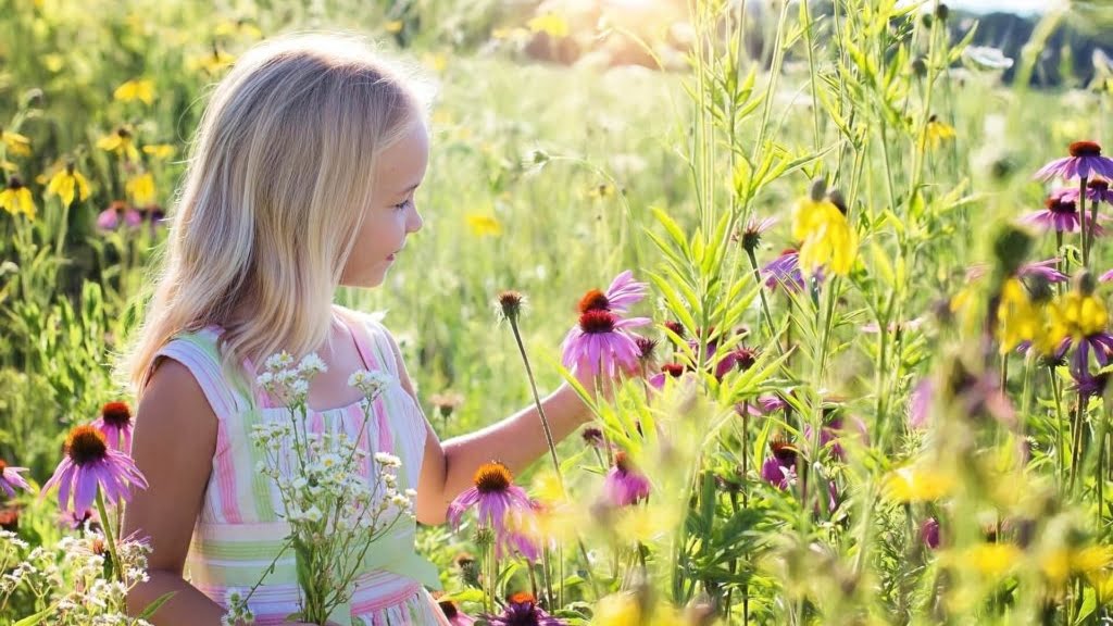 crianca com flores