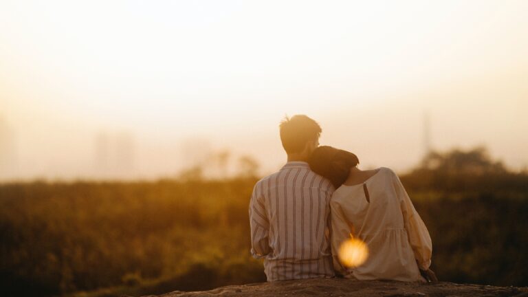 casal a ver o pôr do sol