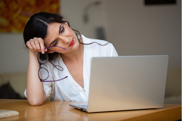 Sentir-se menos produtivo no trabalho de vez em quando é normal, mas quando essa falta de produtividade se torna uma constante, pode ser um sinal de que algo mais profundo está a afetar o seu desempenho. Muitas vezes, a queda na produtividade é atribuída ao cansaço ou à falta de motivação, mas se está a sentir-se esgotado emocional e fisicamente, a depressão pode ser a causa subjacente. Esta condição vai muito além de sentir-se apenas triste — ela pode comprometer a sua capacidade de trabalhar de forma eficaz e influenciar negativamente a sua vida profissional.
